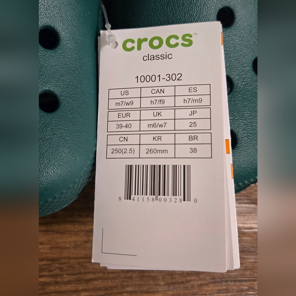 NWT Classic Crocs Green Women's 9 Men's 7 - Picture 2 of 5
